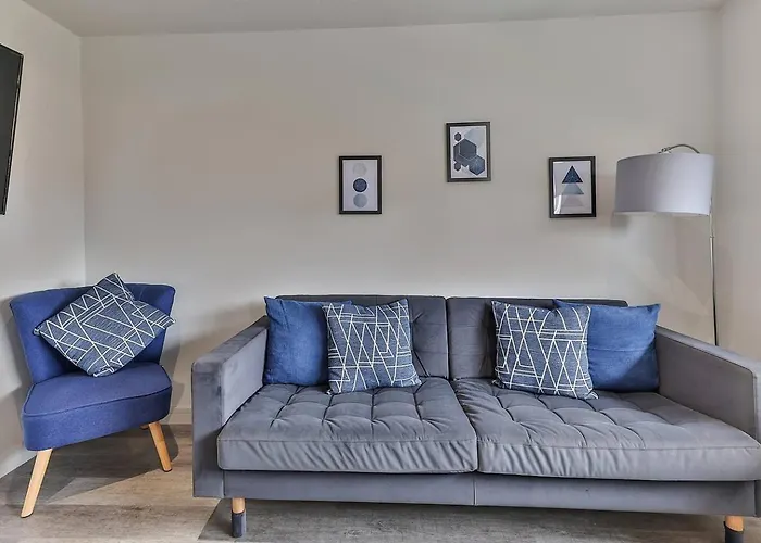 Newly Renovated 3 Bed 2 Bath Apartment & Parking