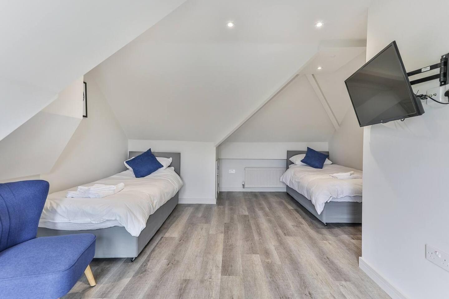 Newly Renovated 3 Bed 2 Bath & Parking Appartement *
