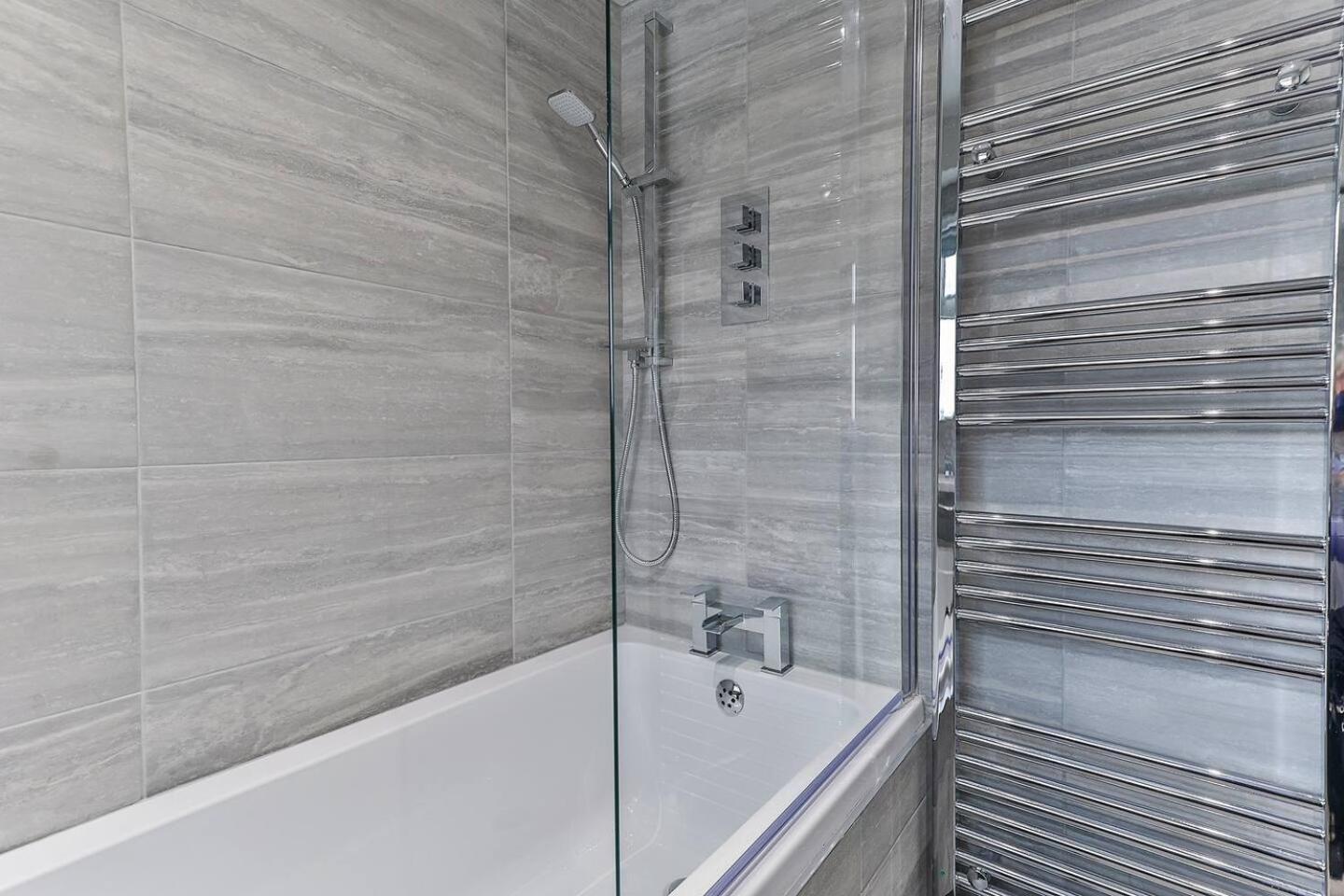 Newly Renovated 3 Bed 2 Bath & Parking Appartement *