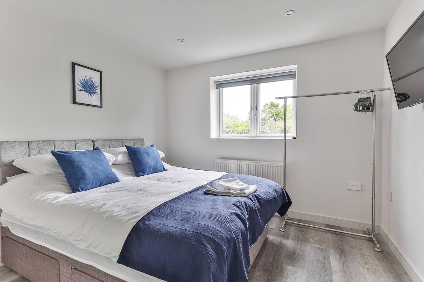Newly Renovated 3 Bed 2 Bath & Parking Appartement Sheffield